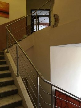 Interiérové nerezové zábradlie - administratívne budovy