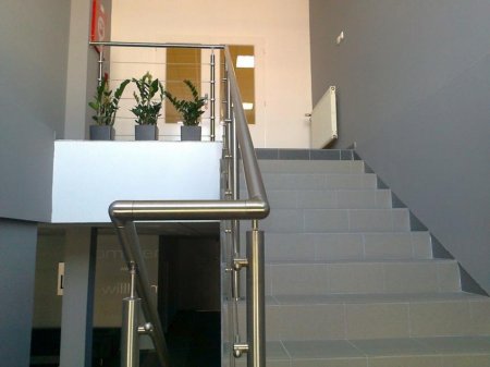 Interiérové nerezové zábradlie - administratívne budovy