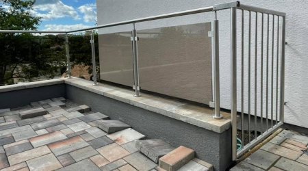 Nerezové zábradlie (výplň bezpečnostné sklo), nerezová bránička