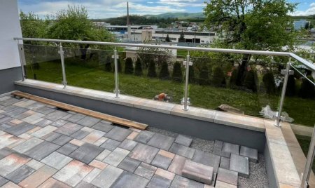 Nerezové zábradlie (výplň bezpečnostné sklo), nerezová bránička