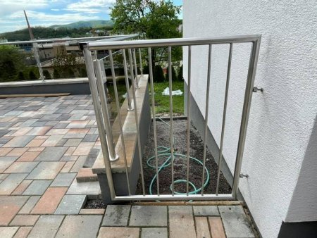 Nerezové zábradlie (výplň bezpečnostné sklo), nerezová bránička