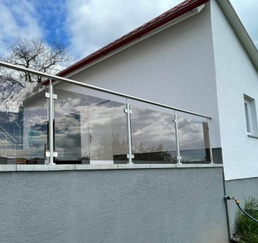 Nerezové zábradlie (výplň bezpečnostné sklo), nerezová bránička