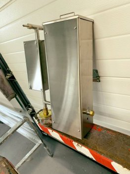 Zariadenie na údenie čistým dymom s odkalovačom na nečistoty