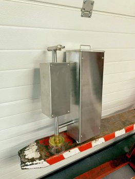 Zariadenie na údenie čistým dymom s odkalovačom na nečistoty